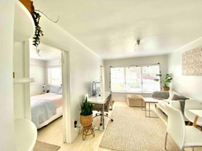 Quiet sunny garden haven PARKING close to Airport CBD Syvia park trains